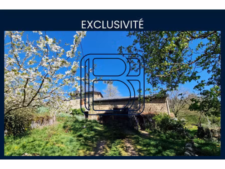 maison de campagne divisée en deux avec terrain