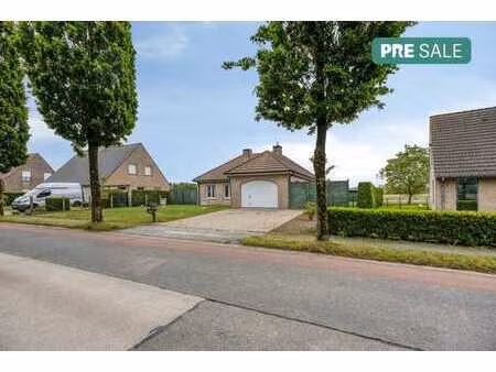 charmante maison à rafraîchir dans un emplacement privilégié