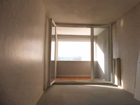 appartement t4 81m2  balcon  cave et stationnement