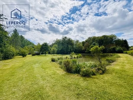 terrain de loisirs de 6 271 m² avec un magnifique étang