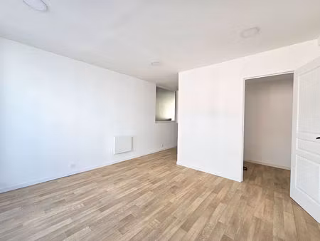 local commercial à louer de 25 m² à belleville en beaujolais - réf. 764