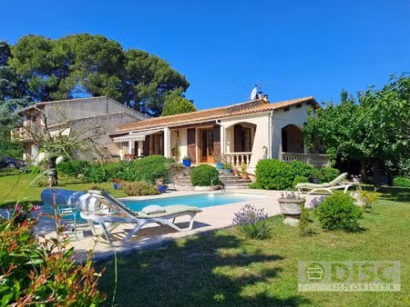 grande et belle villa avec piscine et joli jardin