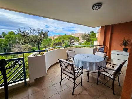 au sein d'un domaine privé et sécurisé  un bel et spacieux appartement de 125 m2