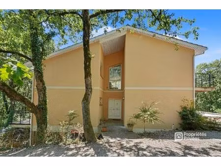 maison t5 de 181m2  200 m2 de dépendace sur 2000 m2 de parcelle