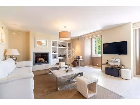 appartement rénové avec vue sur la place de mougins village