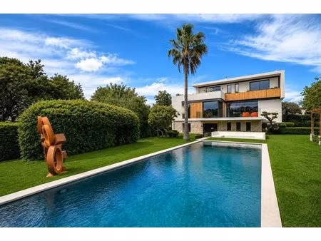 propriété contemporaine d’exception avec vue dégagée sur le golf  au sein d’un domaine...