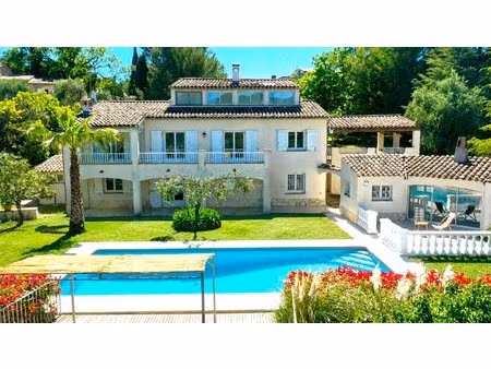 villa de 246 m² avec piscine et 1 appartement indépendant  belle vue dégagée