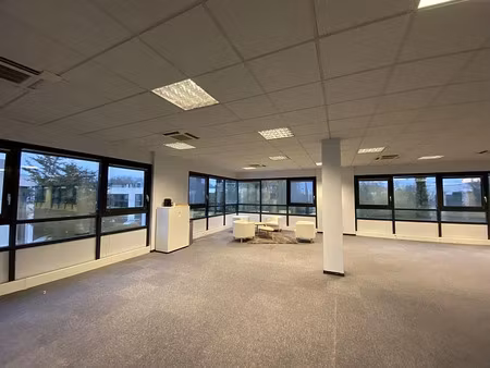 location bureau guyancourt 1 034 m²