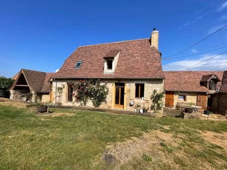 belle maison en pierres avec grange