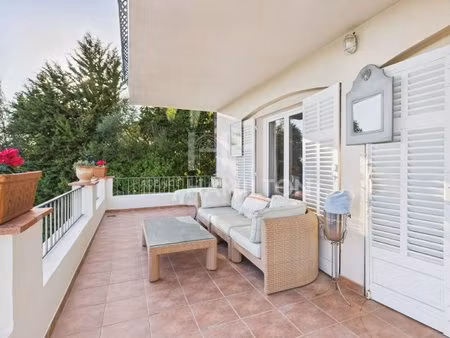 villa d'exception avec vue panoramique mer aux abords de valbonn