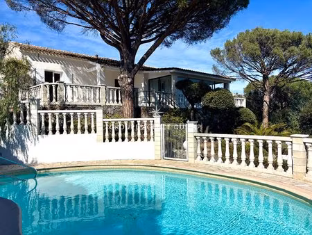 a vendre villa proche mer 4 chambres appartement independant piscine car port et parkings.