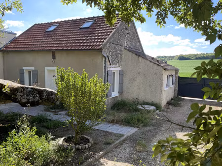 maison 2 chambres  jardinet + bois.