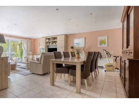gelijkvloers appartement met 2 kamers  terras en 2 garages