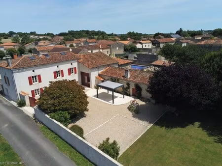 belle maison de caractère rénovée avec prestations haut de gamme à proximité d’aigre