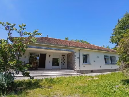 maison de plain-pied de style pavillon  3 chambres  avec un terrain de 4000 m² à vendre en