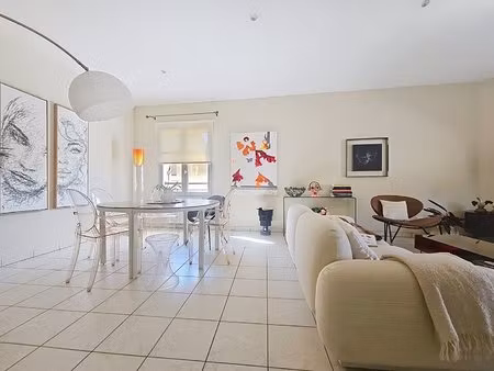 villeneuve-lès-avignon. appartement 3 pièces de 100m² avec ascenseur et parking