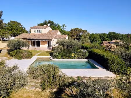 entre nîmes et uzès  élégante maison de 150 m2 sur un terrain de 1615 m2 avec piscine  au.