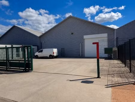 à vendre – entrepôt loué – idéal investisseur – riom