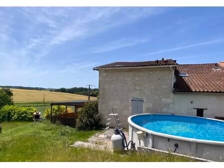 proche aubeterre. maison a vendre  4 chambres. vues.