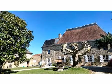 beau manoir historique du 17ème siècle  5 chambres  environnement rural et privé  piscine.