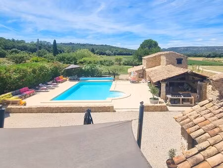 entre grignan et suze la rousse  beau mas en pierres avec piscine.