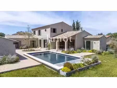 luxury 8 pièces farmhouse en location saint-rémy-de-provence  france