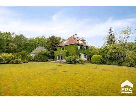 villa exclusive avec grand jardin dans un quartier calme