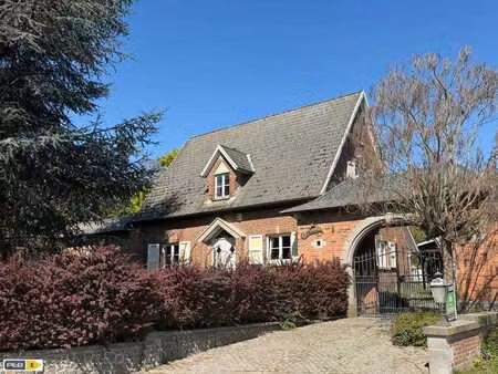 maison avec agreable jardin  terrasse spacieuse et garage