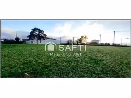 terrain constructible de 1716m²  ce terrain offre un large éventail de possibilités pour c