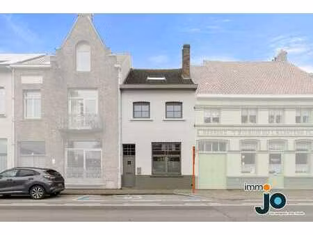 maison mitoyenne entièrement rénovée et prête à emménager...