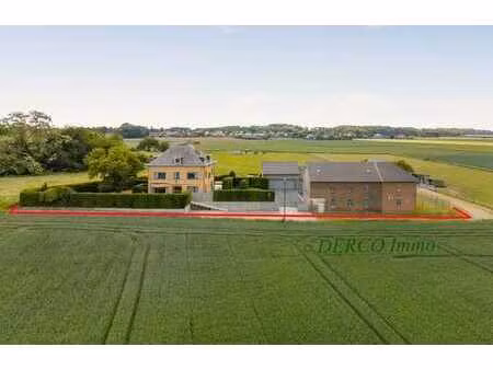 villa de luxe avec bureaux dans un bâtiment indépendant