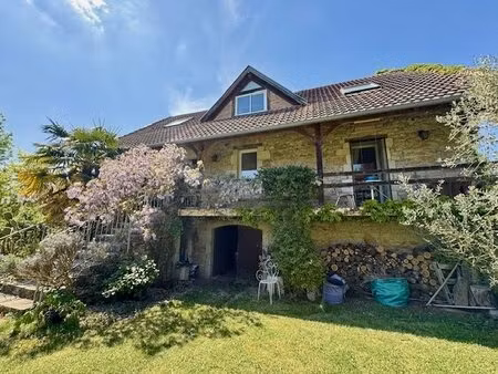 enclos de charme  tres proche de figeac (lot) avec maison et grange  vue panoramique
