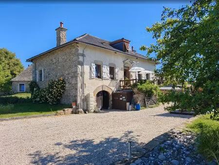 propriété équestre avec gîte indépendant  grange en pierre avec écuries et terrain de 28..