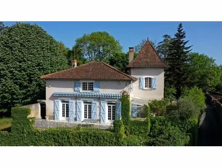 maison de caractère de 5 chambres avec parc arboré et vue dominante