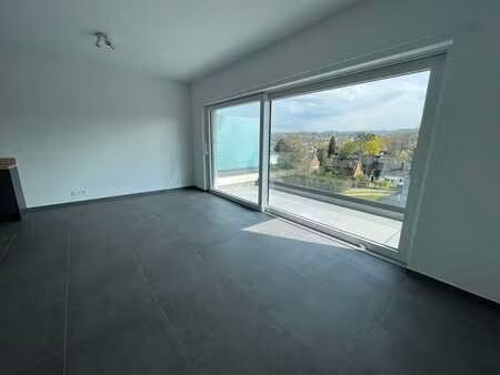 appartement à louer au 5ème étage avec parking et cave