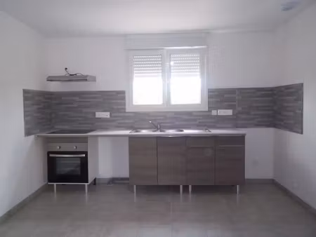 location maison 4 pièces 85 m² à taillebourg (17350)  965 €
