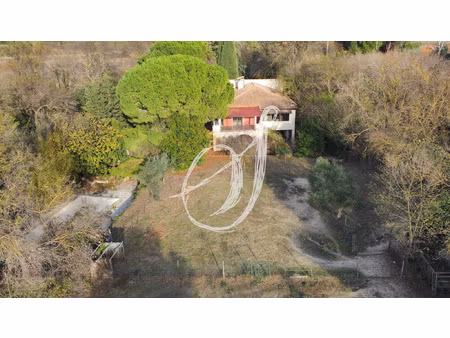 villa à rénover sur une parcelle de plus de 5 300 m2 à lavér