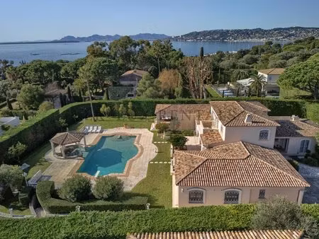 cap d'antibes  versant ouest  luxueuse villa dans un domaine fermé