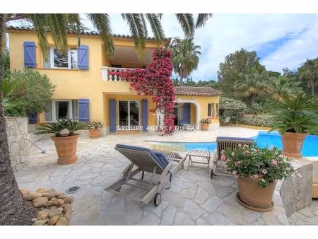 villa de charme 140m² 4 pièces terrain plat  piscine et garage double  proche des plages..