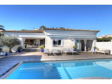 a vendre villa vue mer avec 3 chambres et piscine a saint aygulf