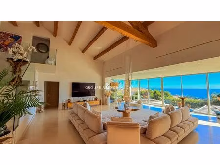 à vendre villa de 9 pièces avec vue mer sur le golfe de saint-tropez  aux issambres