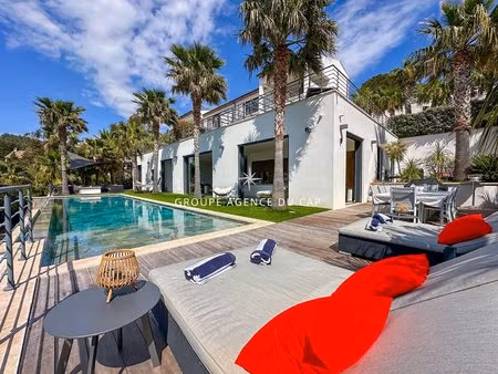 à vendre rez de villa contemporain 300m2 dans une petite copropriété  aux issambres