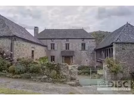 magnifique propriété en bordure du village de najac  offrant de superbes vues sur la vallé