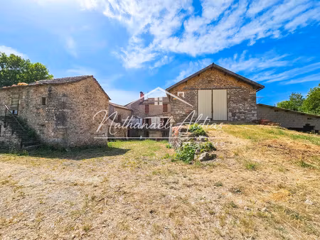 corps de ferme avec maison et bergerie à rénover au coeur du village
