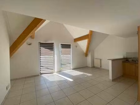 appartement 1 chambre avec cave et parking à frassem