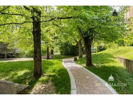 grand t2 avec terrasse & garage dans un parc