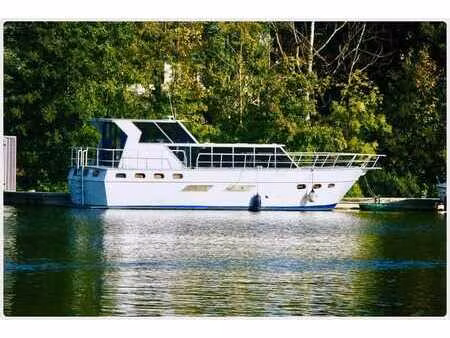 magnifique bateau de plaisance