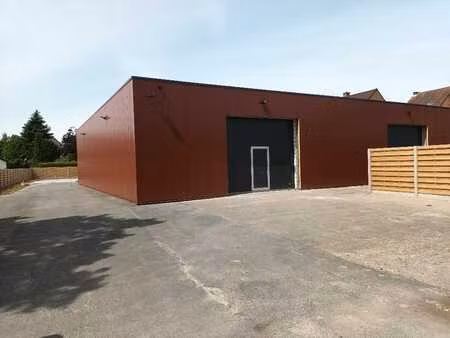 entrepôt avec cour extérieure à louer