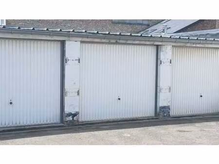 beau box de garage 18m² dans cour fermée.