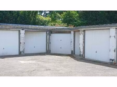 entrepôt 43m² dans cour fermée  facile à manoeuvrer.